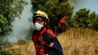 Incêndios deslocam 300 mil pessoas na França e Espanha