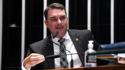 Nas redes, Flávio é culpado por nova ameaça de tarifaço