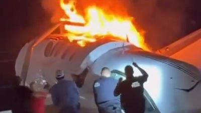 Avião de pequeno porte cai em rodovia do Texas