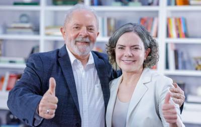 Lula confirma Gleisi como ministra das Relações Institucionais 