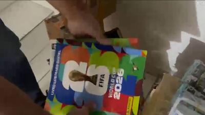 Polícia apreende 50 mil figurinhas falsas da Copa em SP