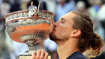 Zverev sofre, mas quebra jejum e vence Roland Garros