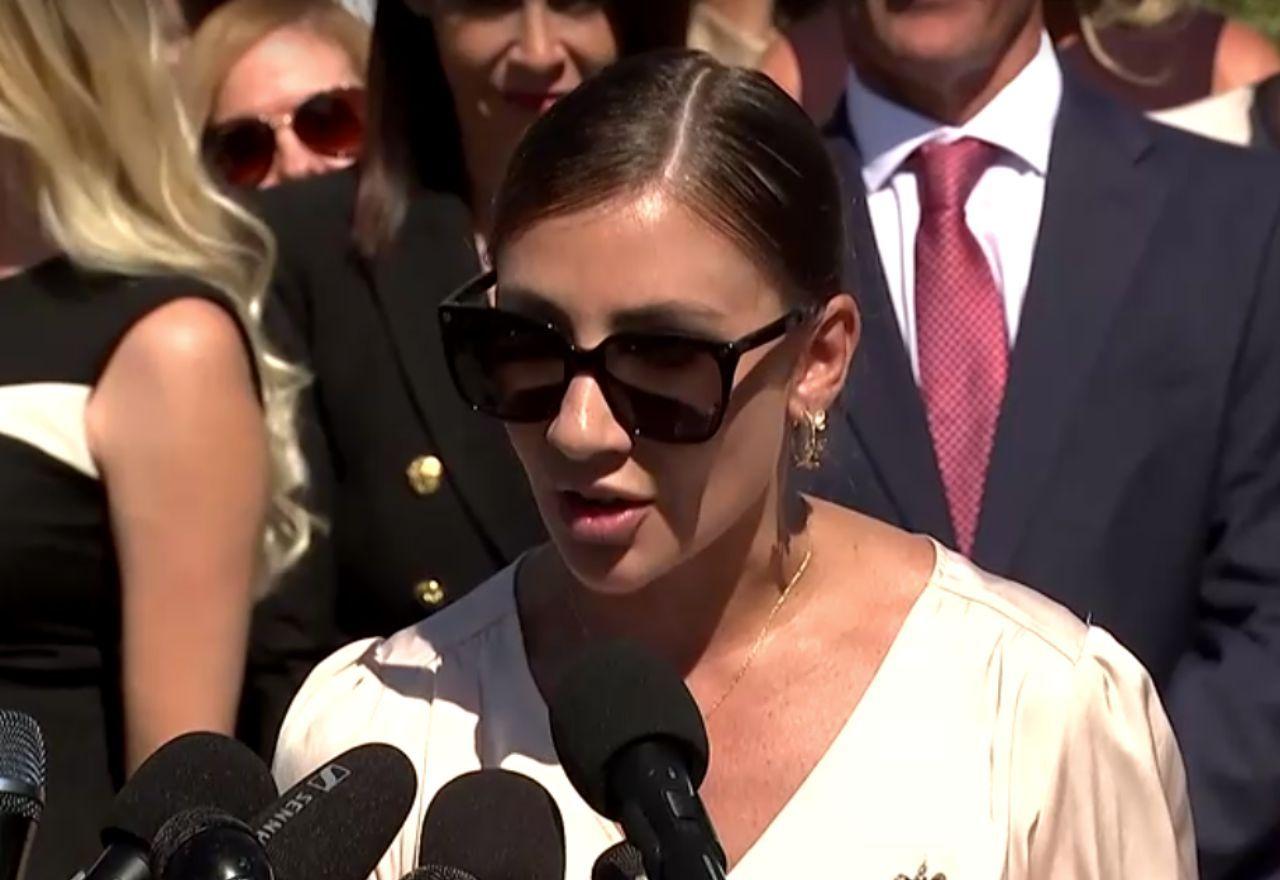 Brasileira vítima de Epstein fala em público pela primeira vez sobre abuso sofrido aos 14 anos