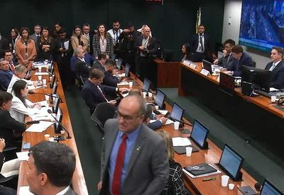 Salles lê plano de trabalho da CPI do MST em reunião marcada por acusações