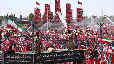 Multidão acompanha funeral de Ali Khamenei em Teerã