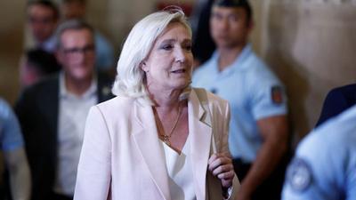 Condenada, Le Pen afirma que vai disputar eleições na França
