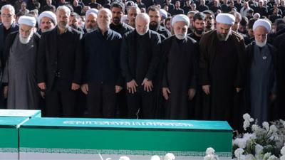 Três filhos comparecem a funeral de Khamenei