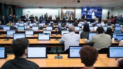 Deputados aprovam PEC de redução da maioridade penal