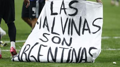 Argentina ignora Fifa e exibe faixa das Malvinas após jogo