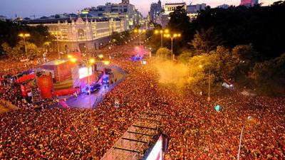 Espanha reúne 2 milhões em festa pelo título da Copa; veja