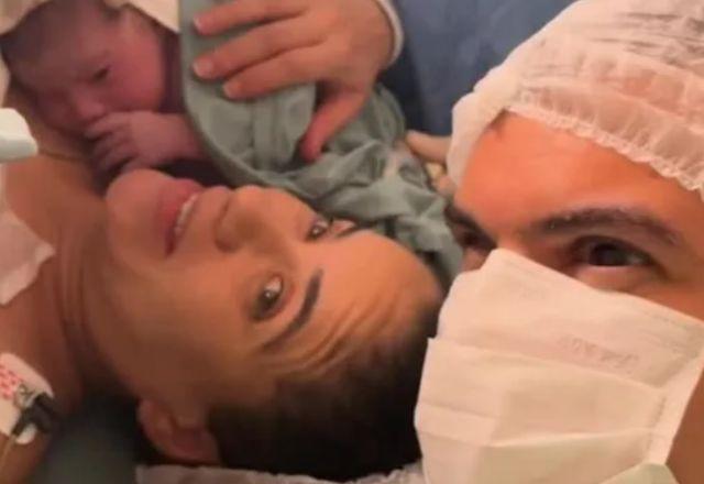 Pai com deficiência visual acompanha parto da filha por narração sensorial em Salvador