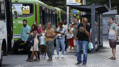 Rodoviários suspendem greve de ônibus no RJ até segunda