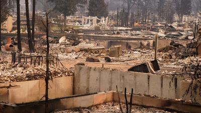 Incêndios destroem 700 prédios e desalojam 64 mil nos EUA