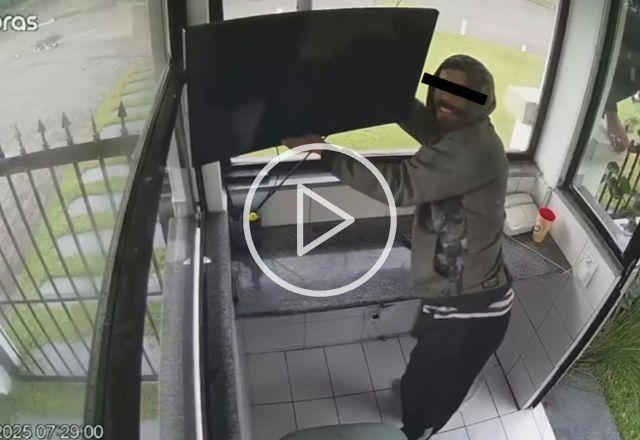 Ladrão sorri para câmera ao furtar guarita de condomínio em praia de Santa Catarina