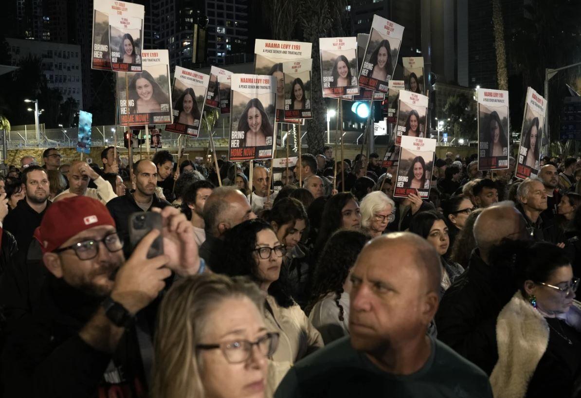 Netanyahu rejeita condições do Hamas para acordo e familiares de reféns invadem parlamento