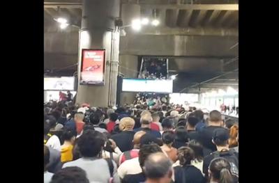 Falha em trem na linha-11 da CPTM causa lotação em estações de SP
