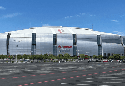 Homem é preso após se passar por policial e levar arma a estádio onde ocorrerá memorial a Charlie Kirk