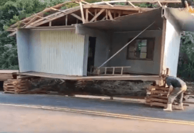 VÍDEO: Casa cai de caminhão e provoca acidentes em Santa Catarina 