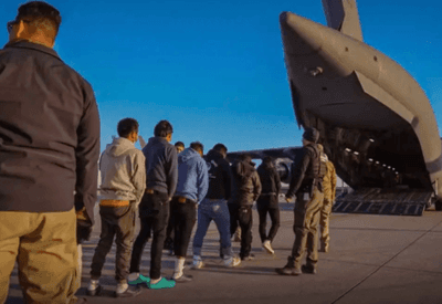 Voo com 127 brasileiros repatriados dos EUA chega a Fortaleza