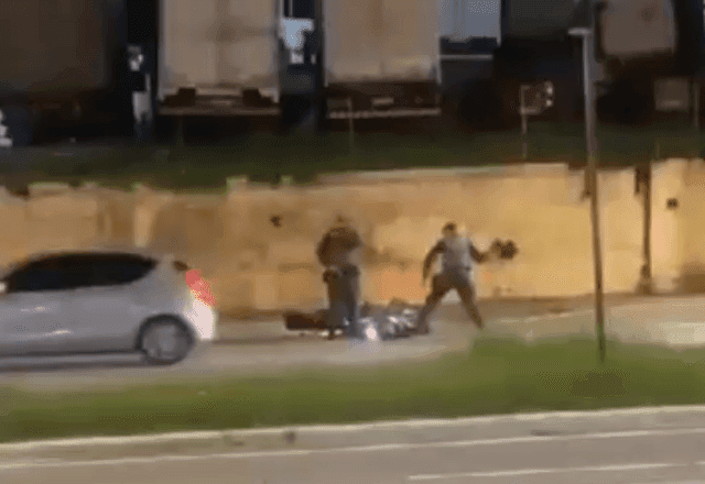 VÍDEO: motociclista é agredido por PMs após tentar fugir de abordagem