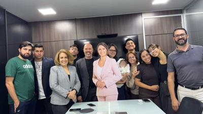 Após renúncia, PL Mulher usa 'Michelle de Papelão' nas redes