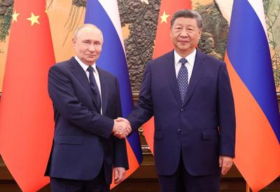 Microfone capta Putin e Xi Jinping discutindo transplantes de órgãos e vida até os 150 anos