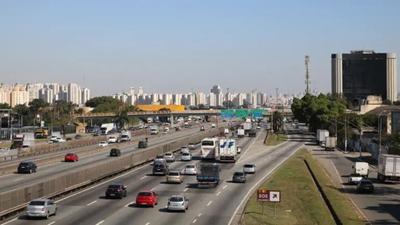 Acidente com ônibus na Dutra deixa um morto e 15 feridos