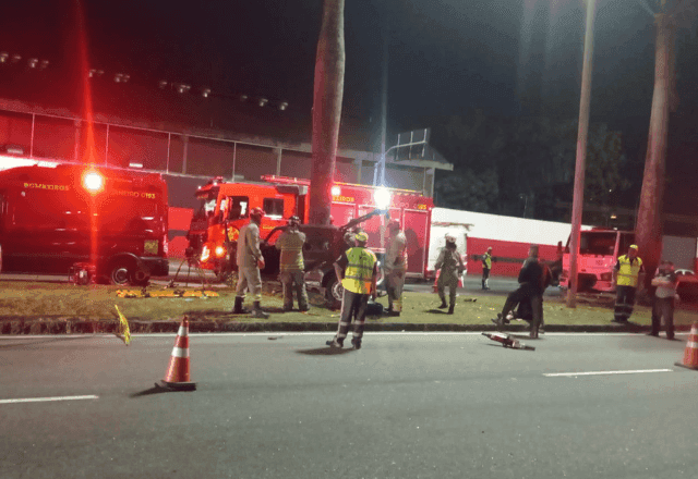 Dois homens morrem após carro bater em árvore próxima à sede do Flamengo, no Rio