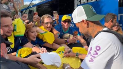 Brasil chega a Houston com festa de torcedores no hotel