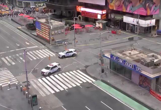 Avenida Times Square, em Nova York, é esvaziada pela polícia