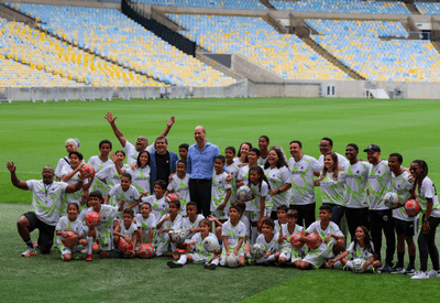Príncipe William visita Maracanã e joga bola com crianças