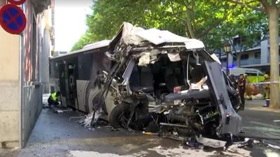 Ônibus bate em prédio e deixa 44 feridos na Espanha