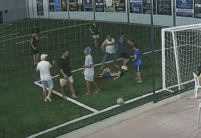 Homem invade quadra de futebol e chuta criança de 10 anos em MG
