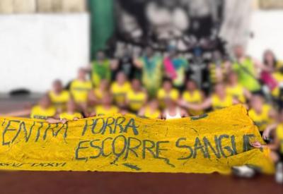 Estudantes de medicina estendem faixa com alusão a estupro em jogo universitário