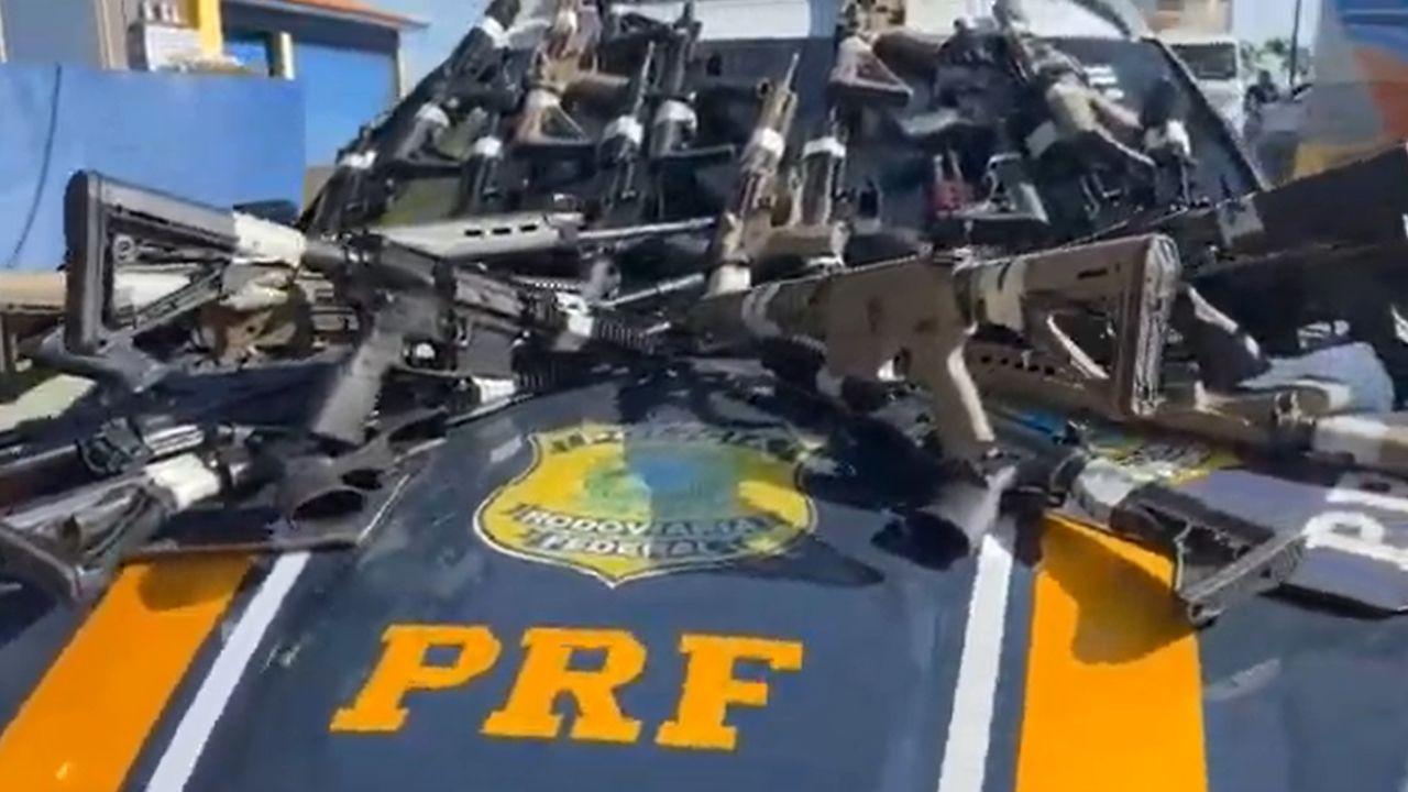Arsenal com 26 fuzis estava escondido em caminhão, diz PRF