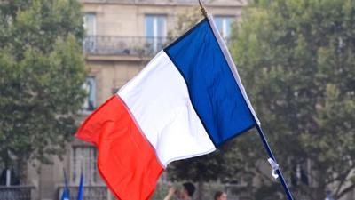 França aprova proibir redes sociais a menores de 15 anos
