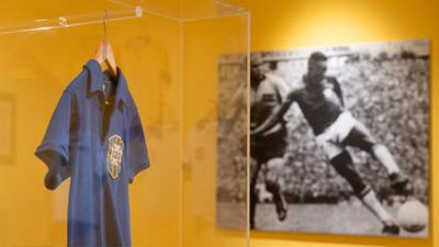 Camisa de Pelé na final de 1958 é vendida por R$ 25 mi