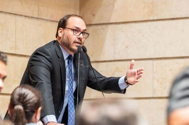 Carlos Bolsonaro diz que governadores de direita se "comportam como ratos"