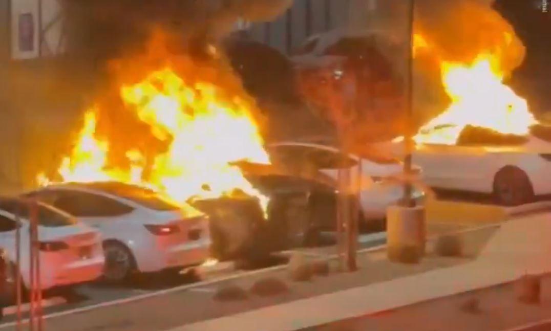 Carros da Tesla são incendiados nos EUA em meio a protestos contra Elon Musk e Trump  