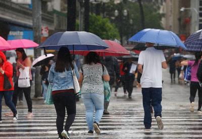 Chuvas intensas e vendavais devem atingir país neste domingo; RS está em alerta vermelho