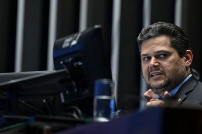 Alcolumbre prorroga MP que zera a taxa das blusinhas
