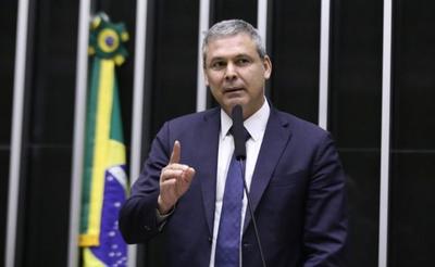 Lindbergh pede Bolsonaro na Papuda após confisco de arma