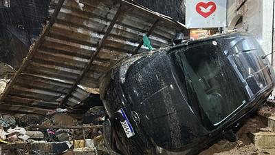 Chuva causa deslizamento e interdita via da Rocinha, no Rio