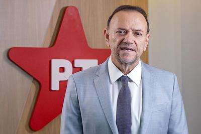 Flávio adota “cultura golpista” do pai, diz presidente do PT