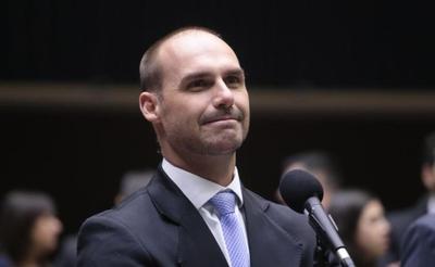 Green card: Eduardo nega ajuda política e cita habilidades