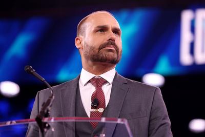 'Vou seguir como suplente ao Senado', diz Eduardo Bolsonaro