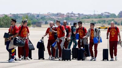 Jogadores da Espanha chegam ao país após vencer a Copa