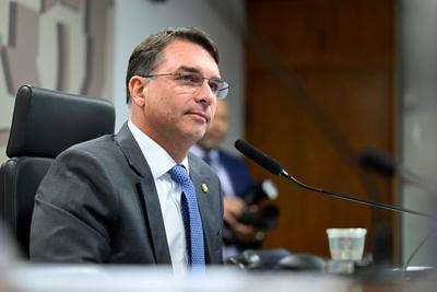 PT aciona STF contra Flávio Bolsonaro após fala sobre ataque dos EUA a barcos no RJ 