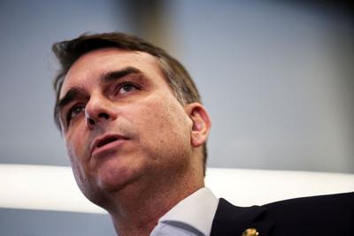 Ex-crítico, Flávio diz que fará Bolsa Família com cashback