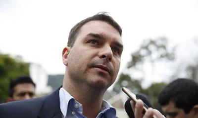 Flávio Bolsonaro sugere que EUA ataquem barcos com drogas no Rio de Janeiro